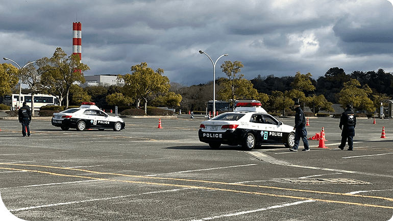 JRA�̕~�n���ŁA2��̃p�g�J�[�����сA�x�@�֌W�҂��P����f�����X�g���[�V�������s���Ă���l�q