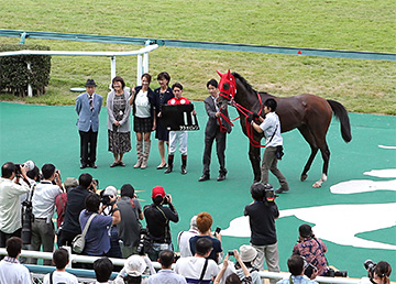 ウイナーズサークルで記念写真